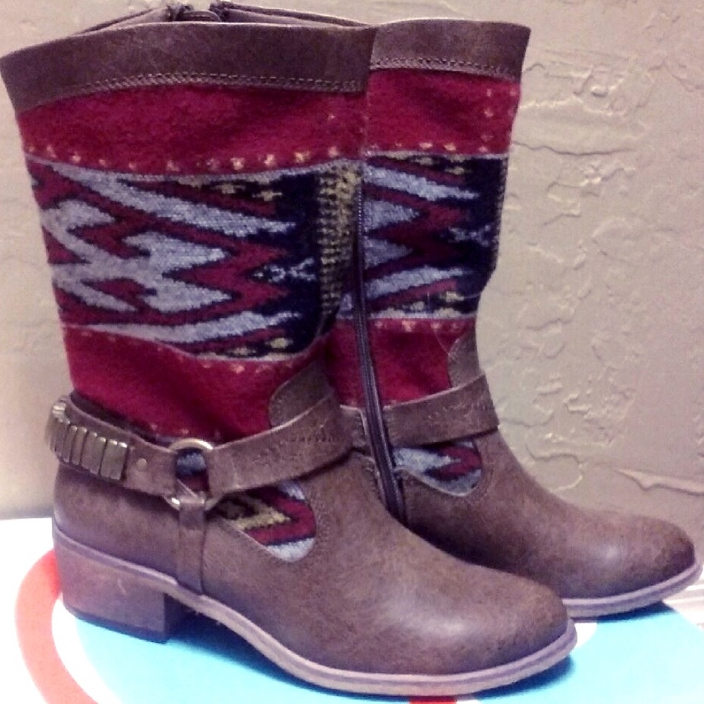 NWT Baretrap Boots
